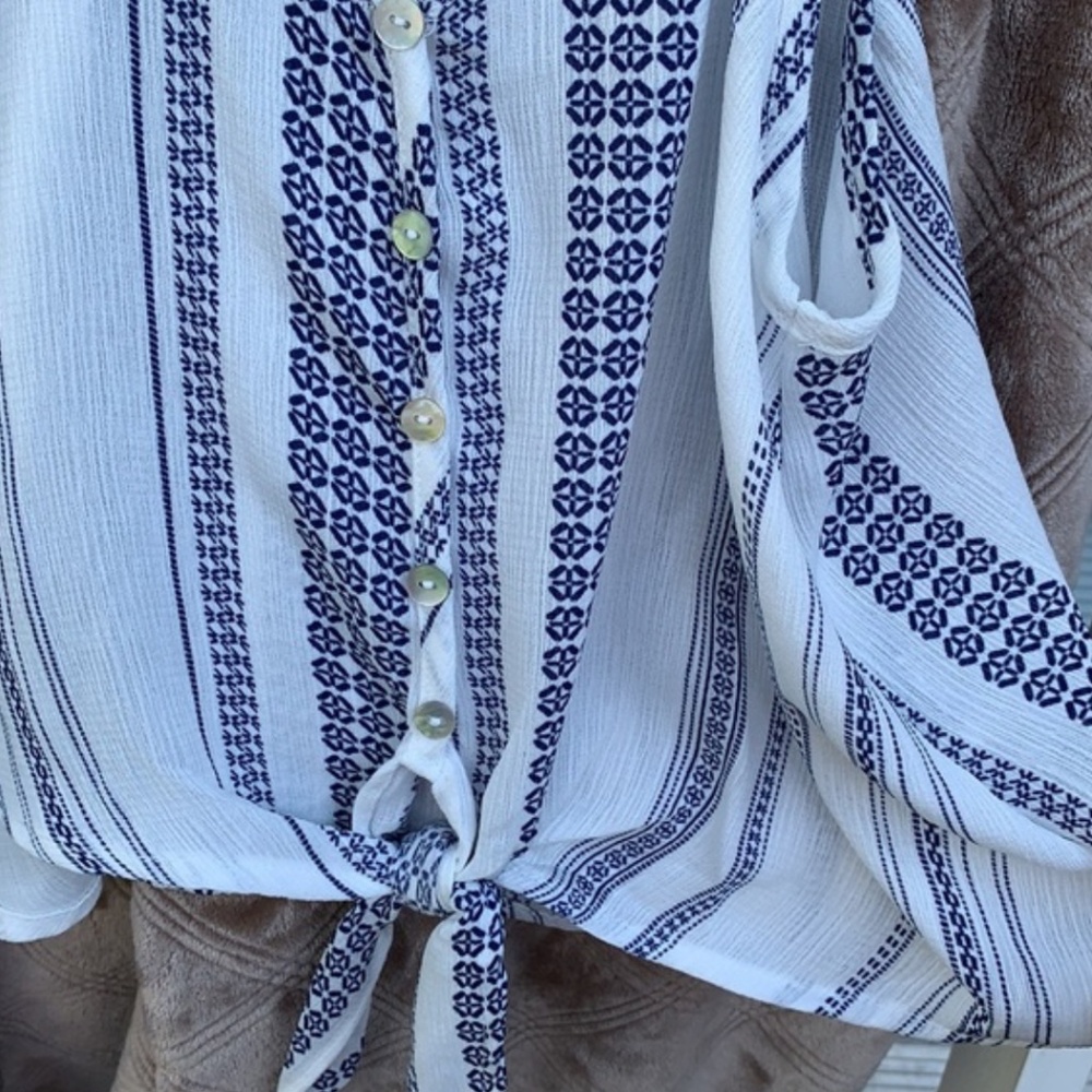 Forever 21 Blue & White Sleevless Cropped Top - Size Small - Picture 2 of 3